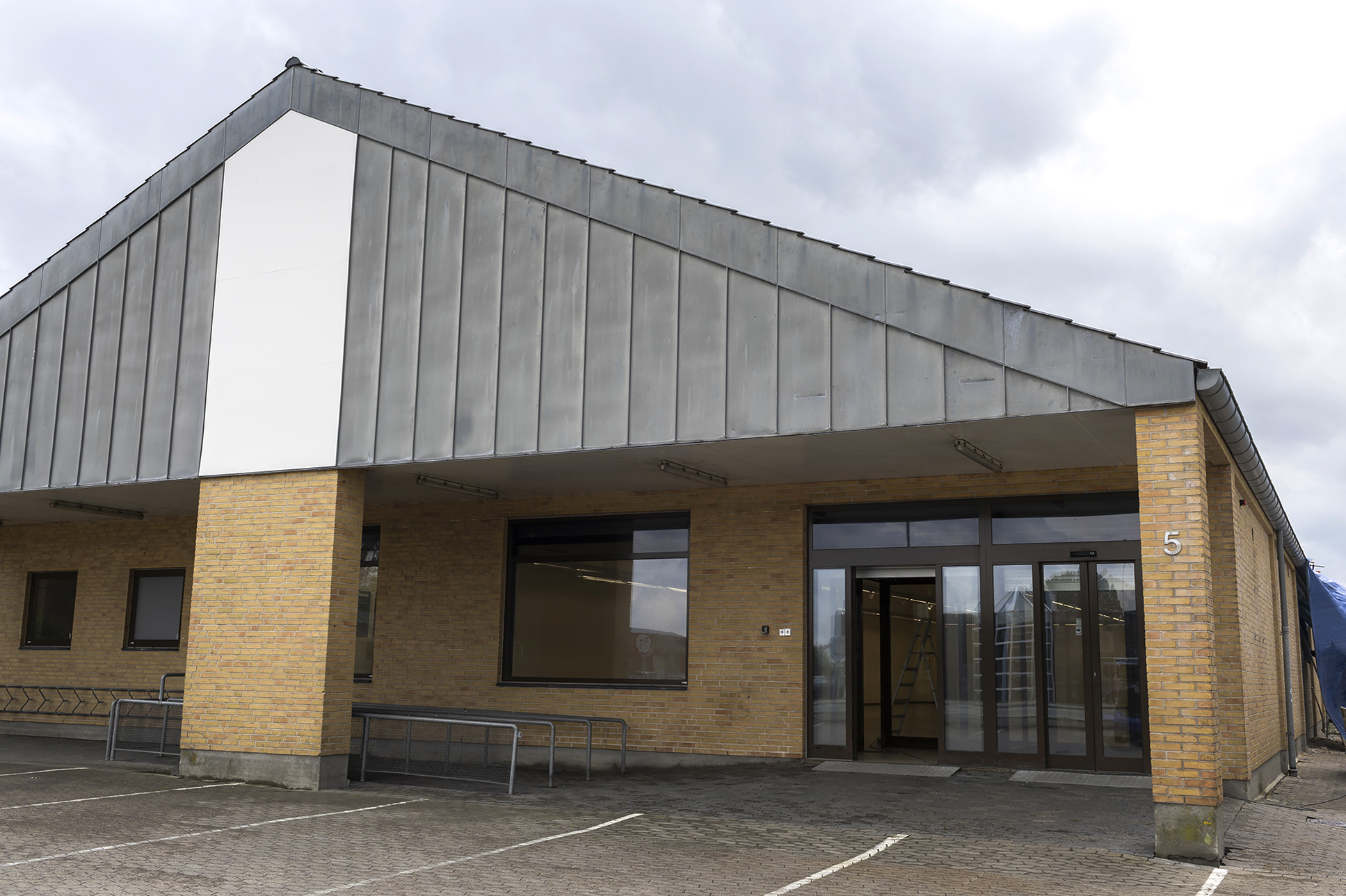 A Carpet and Floor Covering Shop in Apenrad Finds New Home in Former Supermarket Building with Better Parking Facilities