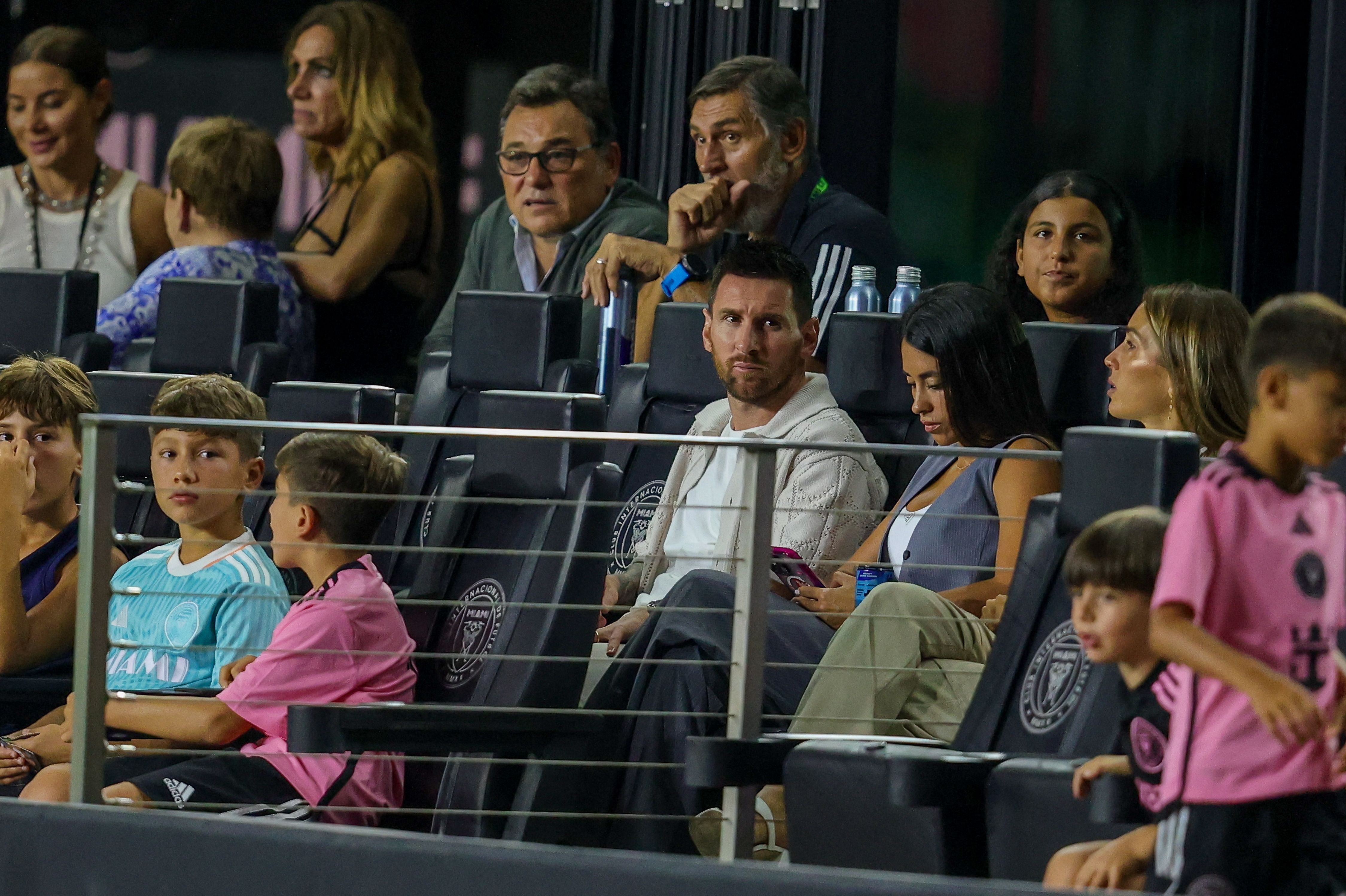 The injured Messi must watch the League Cup match from the stands