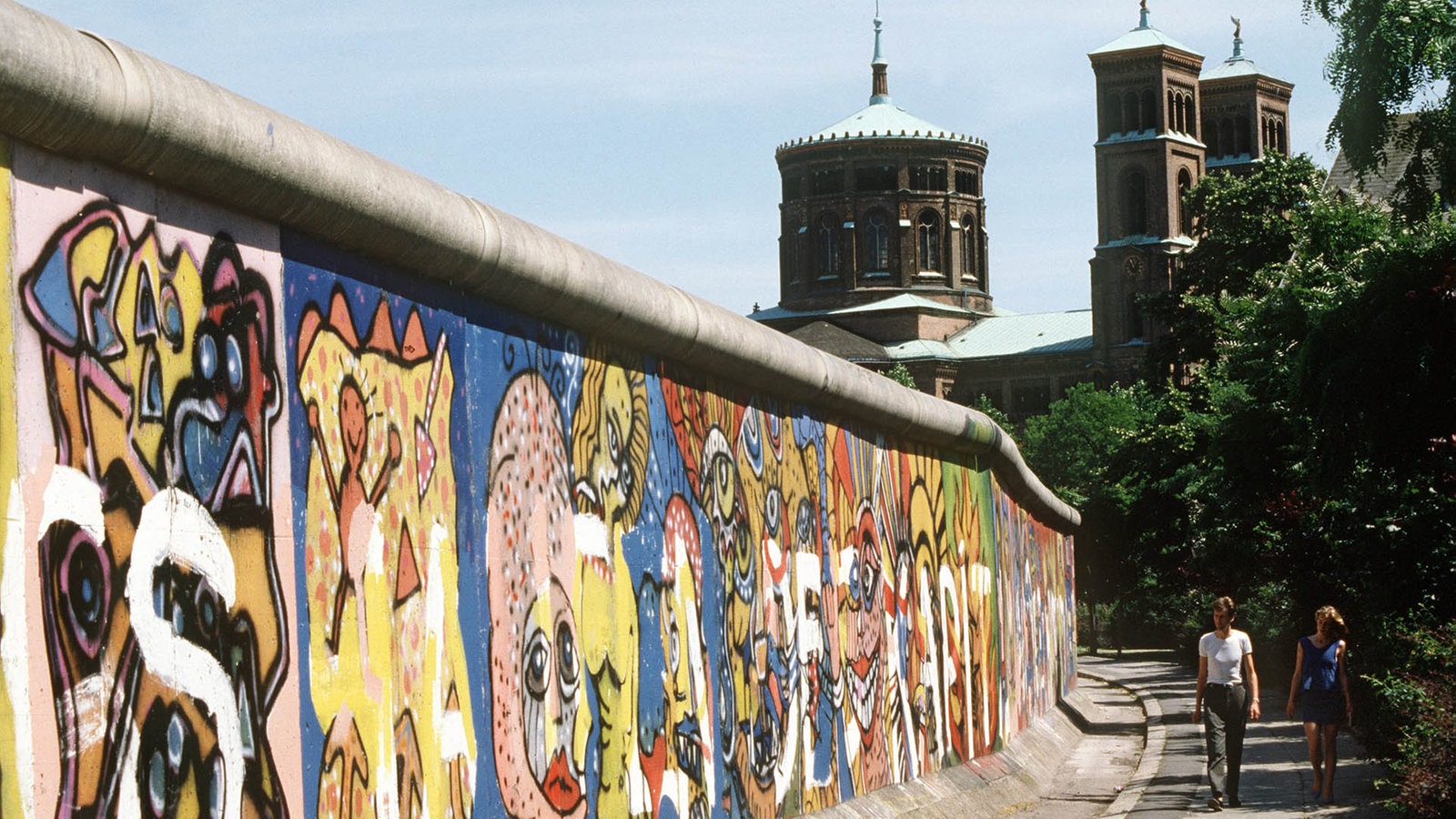 Когда была построена берлинская стена. Die Berliner Mauer - Берлинская стена. Берлинская стена достопримечательности Берлина. Berlin die Mauer the Wall. Берлинская стена смотровые башни.