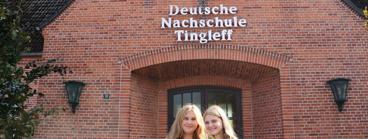 Chiara und Emilie vor der Nachschule
