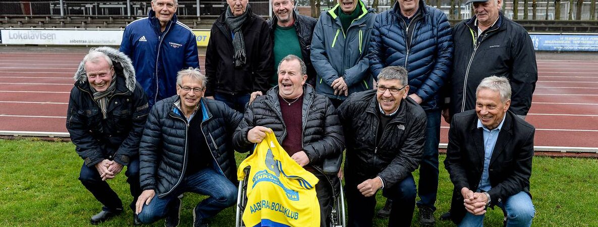 Das Foto zeigt elf Spieler der ehemaligen Divisionsmannschaft des Apenrader Ballklubs bei einem Treffen im März 2019.
