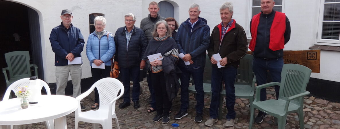 Vertreter der Vereine, die kürzlich Spenden aus  der Klipleffer-Markt-Stiftung erhielten, haben sich vor der alten Schmiede von Klipleff zu einem Gruppenbild formiert