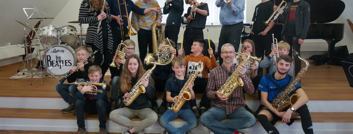 Ein Gruppenbild der Bigband der Apenrader Musikschule