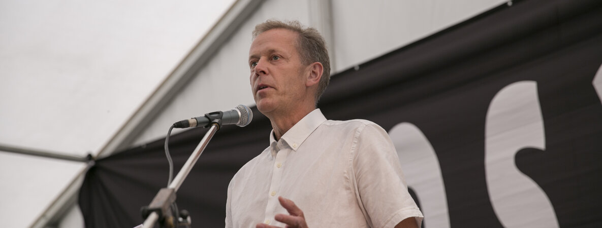 Henrik Rønnow  (Sozialdemokratie) ist unzufrieden mit dem Vorgehen der bürgerlichen Mehrheitsgruppe mit Bürgermeister H. P. Geil (Venstre) an der Spitze.