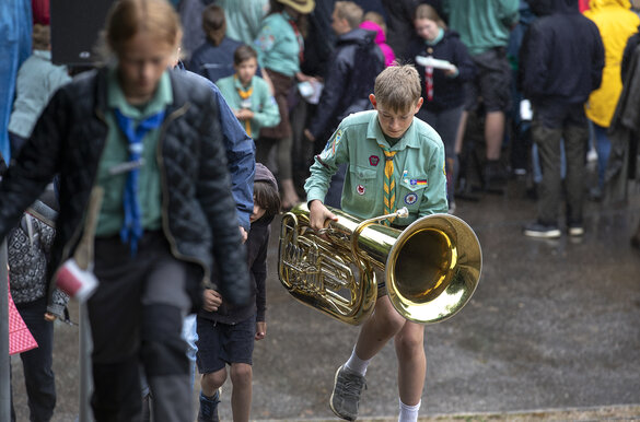 Junger Pfadfinder mit Tuba