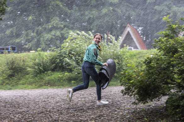 Eine Pfadfinderin auf der Suche nach Schutz vor dem Regen