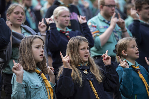 Die Teilnehmenden singen mit, samt Tanzgestiken