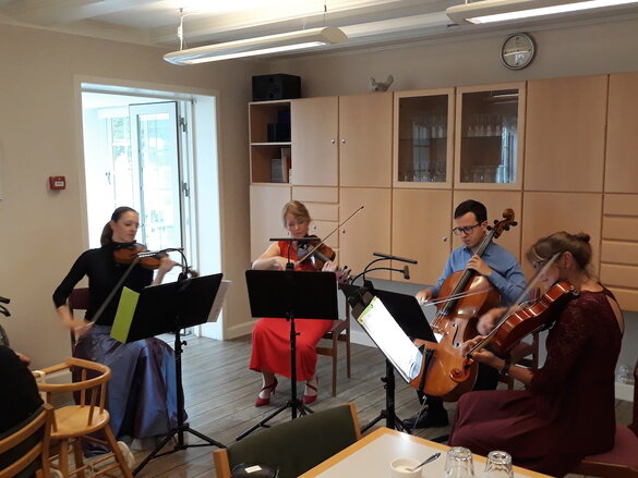 Vier Streicher von Sønderjyllands Symfoniorkester musizieren im Haus Quickborn.