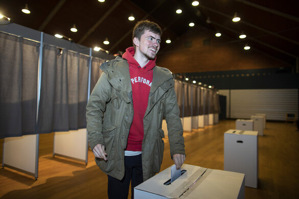 Gymnasiast  Sebastian Wieczorek steckt seinen Wahlzettel in die Wahlurne.