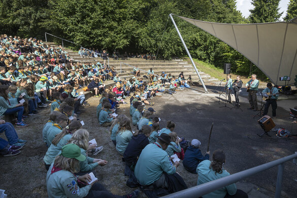 In der Mulde, dem Freilichttheater auf dem Knivsberg, finden alle für den Gottesdienst Platz.