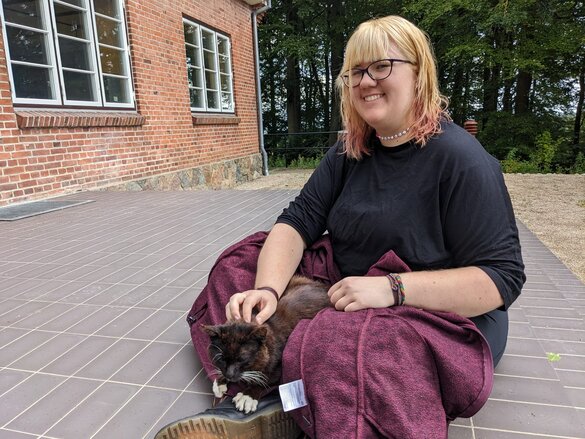 Bei FSJlerin Lara Behrens holt sich Max gern Streicheleinheiten ab.