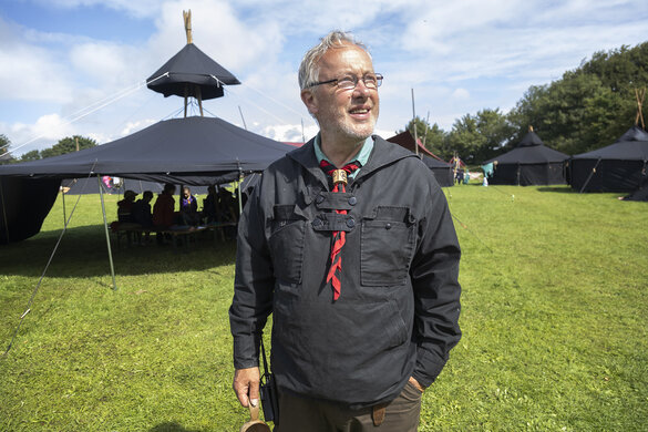 Gruppenleiter Frank Boysen im Zeltlager auf dem Knivsberg.