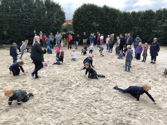 Kinder suchen nach Schätzen im Sand.