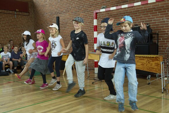 Schüler tanzen für die neuen Vorschule