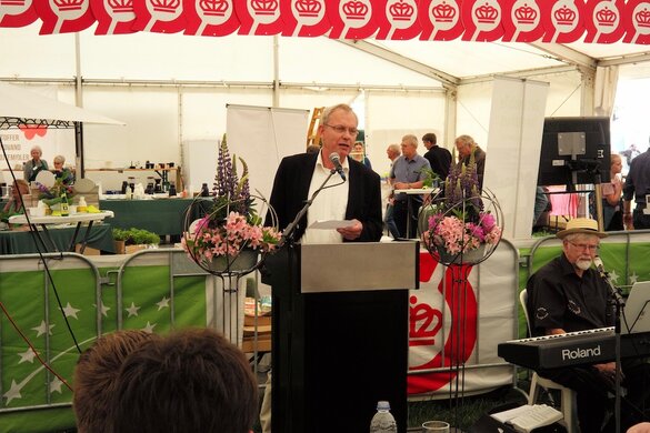 Martin Merrild, Vorsitzender des Branchenverbandes Landwirtschaft und Nahrungsmittel, hält die Festansprache der Tierschau in Apenrade.