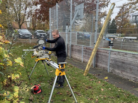 Steffen Schreiber beim Sägen