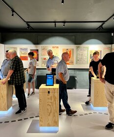 Mitglieder des dänischen Kulturausschusses stehen im Abstimmungsraum des Deutschen Museusm für Nordschleswig