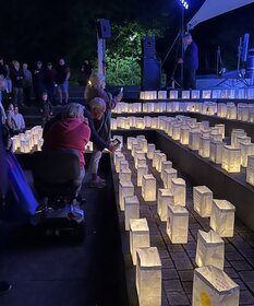Angehörige zünden Kerzen für Betroffene an oder gedenken damit den bereits an Krebs Verstorbenen.