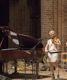Drei Musiker musizieren in der Kirche zu Lügumkloster