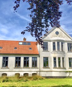Das kulturhistorisch wertvolle Gebäude am Aastruper Weg 11 befindet sich in unmittelbarer Nachbarschaft zur deutschen Bücherei.