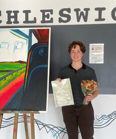 Preisträgerin Malou Veng Engel mit einem ihrer im Haus Nordschleswig ausgestellten Werke