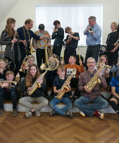 Ein Gruppenbild der Bigband der Apenrader Musikschule