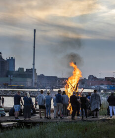 Das lodernde Feuer vor dem Hintergrund der Apenrader Hafensilhouette.