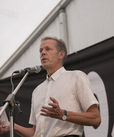 Henrik Rønnow  (Sozialdemokratie) ist unzufrieden mit dem Vorgehen der bürgerlichen Mehrheitsgruppe mit Bürgermeister H. P. Geil (Venstre) an der Spitze.