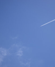 Ein Flugzeug am Himmel