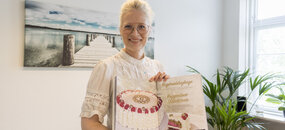 Katja Stock Pekruhn hält ihr Buch „Kuchen ohne Grenzen“
