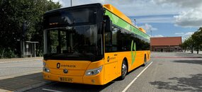 Ein Elektrobus von Sydtrafik steht am Busbahnhof in Tondern.