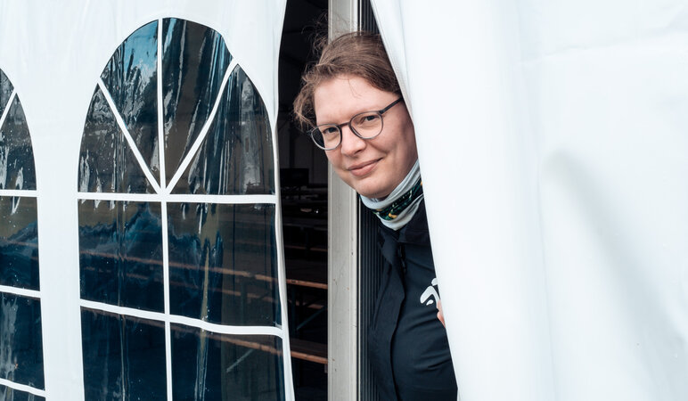 Elisabeth Simon schaut mit einem Lächeln aus einem der für das Knivsbergfest aufgestellten weißen Zelte.