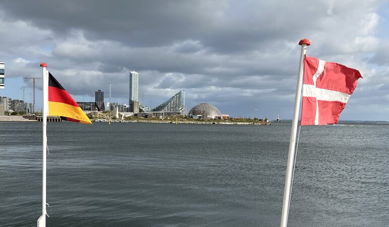Ein Zeichen der zwei Kulturen am Hafenbecken von Aarhus