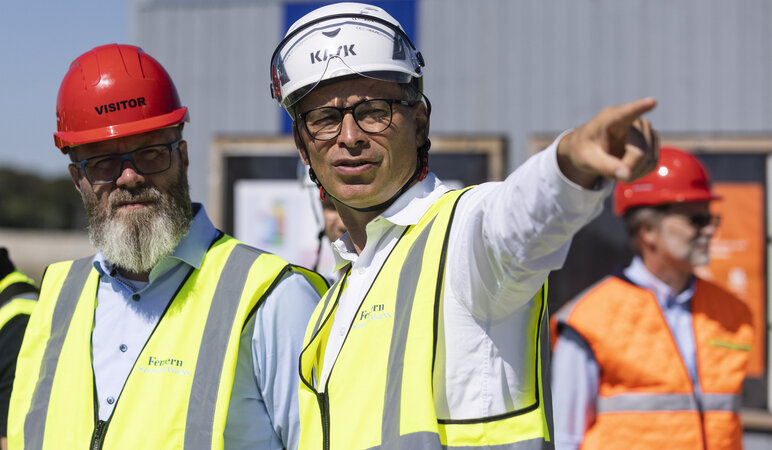 Verkehrsminister Claus Ruhe Madsen lässt sich von Lars Cornett den Baufortschritt zeigen
